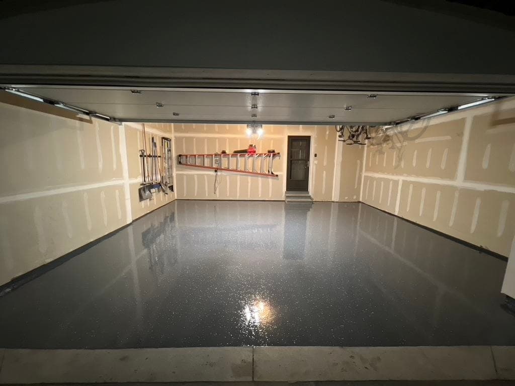 Full Broadcast Flake — Large Garage — photo 2